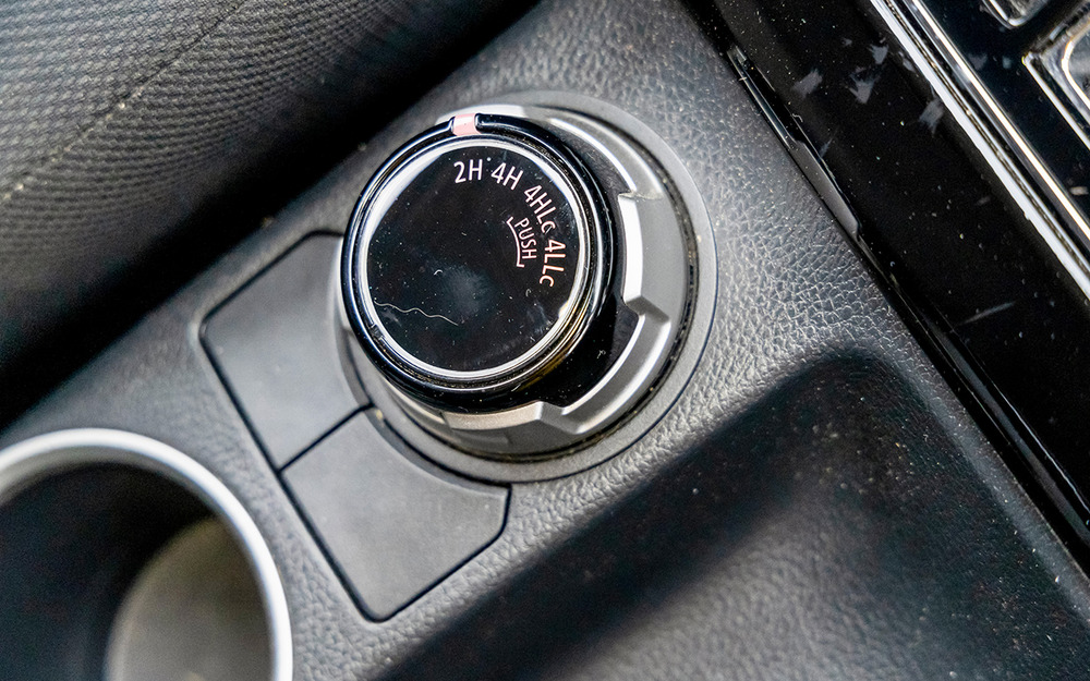 Сильнейшим козырем L200 остается постоянный полный привод Super Select.  Управляется трансмиссия шайбой.