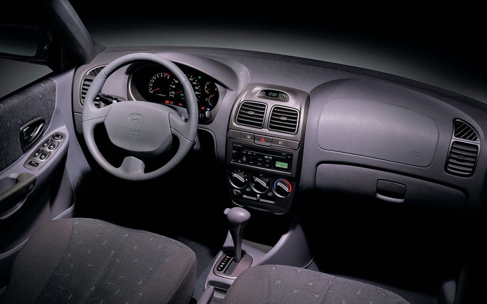 Интерьер Hyundai Accent