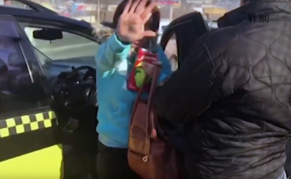 Автомобилисты задержали пьяную таксистку (ВИДЕО)