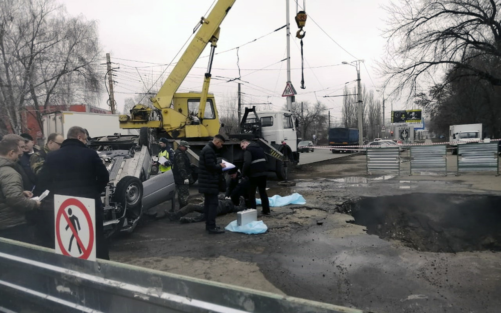 Lada с пассажирами свалилась в яму с кипятком