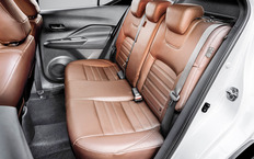 Пятиместный он весьма условно. Подголовников в заднем ряду три, но посадочная площадь для среднего пассажира откровенно уполовинена. Пространства для ног тоже немного.