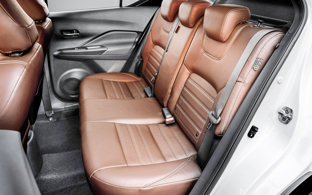 Пятиместный он весьма условно. Подголовников в заднем ряду три, но посадочная площадь для среднего пассажира откровенно уполовинена. Пространства для ног тоже немного.