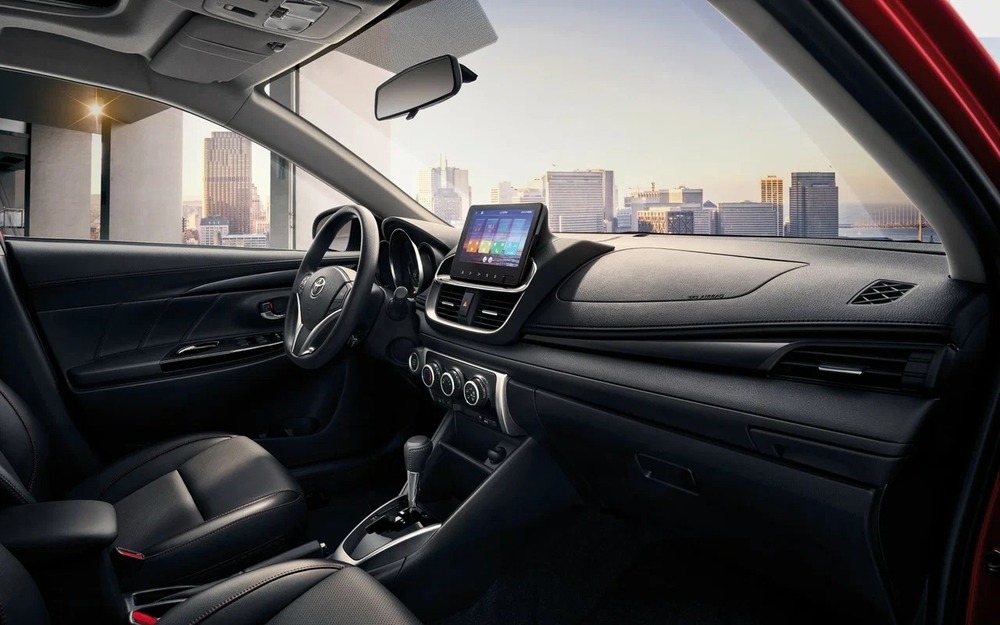 Интерьер Toyota Yaris L-X