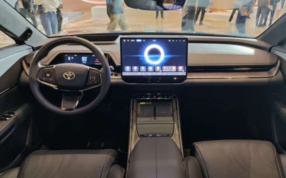 Интерьер Toyota bZ7