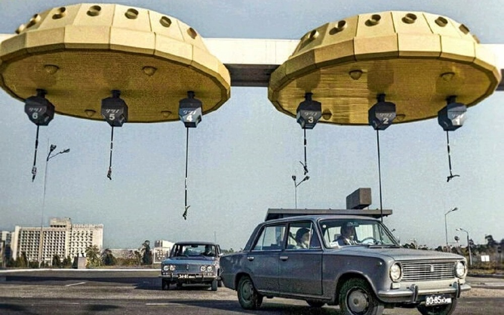 АЗС с подвешенными шлангами