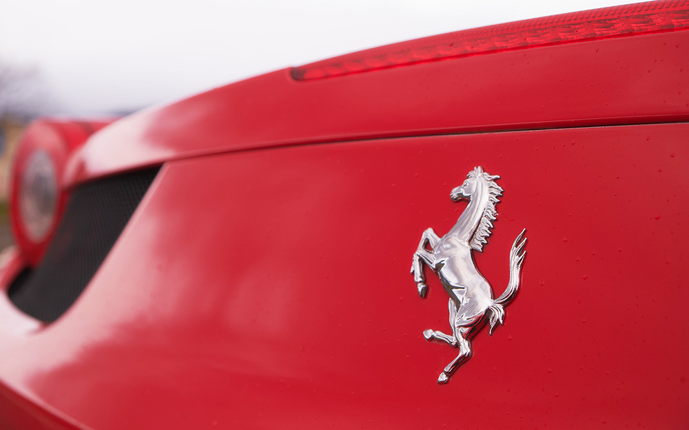 Полиция ищет хулигана, ездившего с голой женщиной на Ferrari