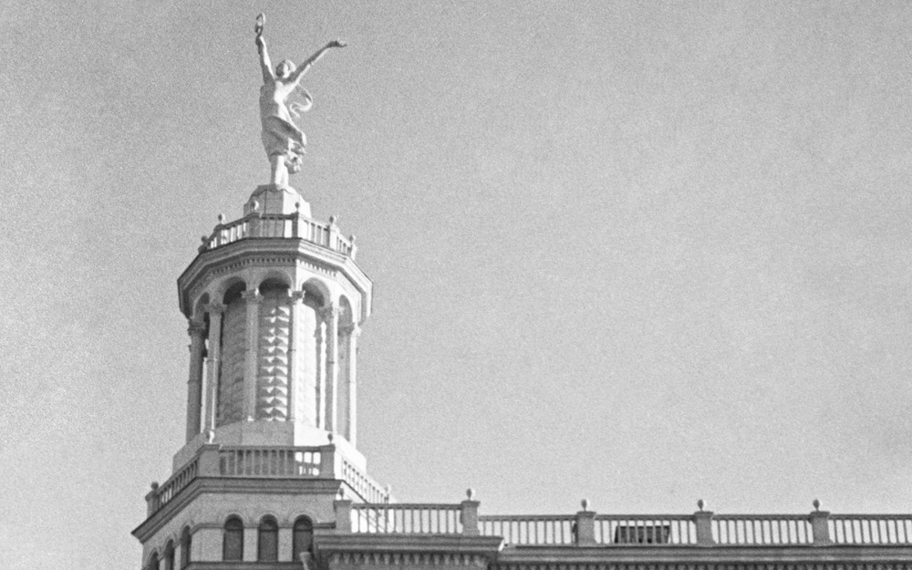Скульптурное изображение танцующей балерины на башне-ротонде столичного дома на углу Тверского бульвара продержалось всего 17 лет.