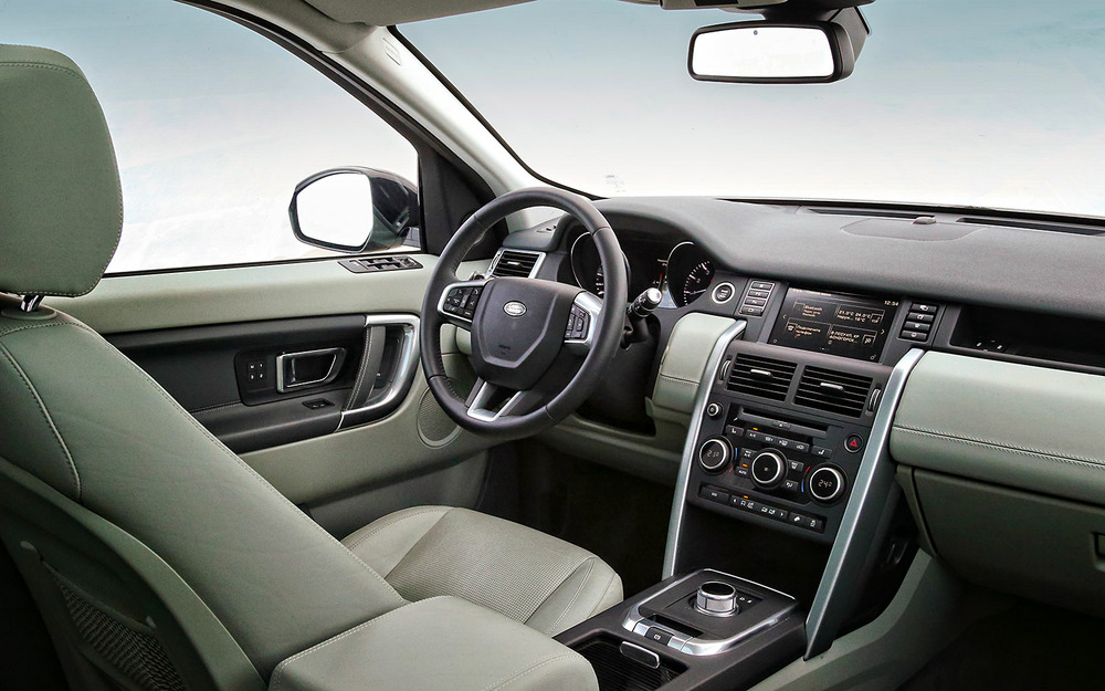 В вину создателям Land Rover Discovery Sport вменяют неоднородность материалов салона. Высококачественные соседствуют с жестким пластиком, который раздражает посторонними звуками.