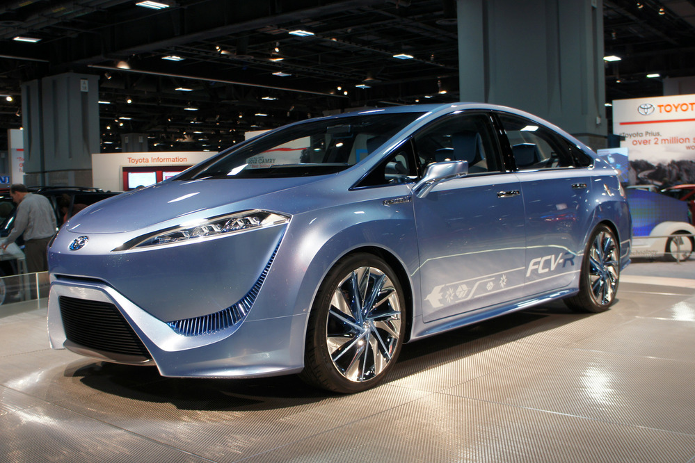 Toyota показала в движении автомобиль на топливных элементах 