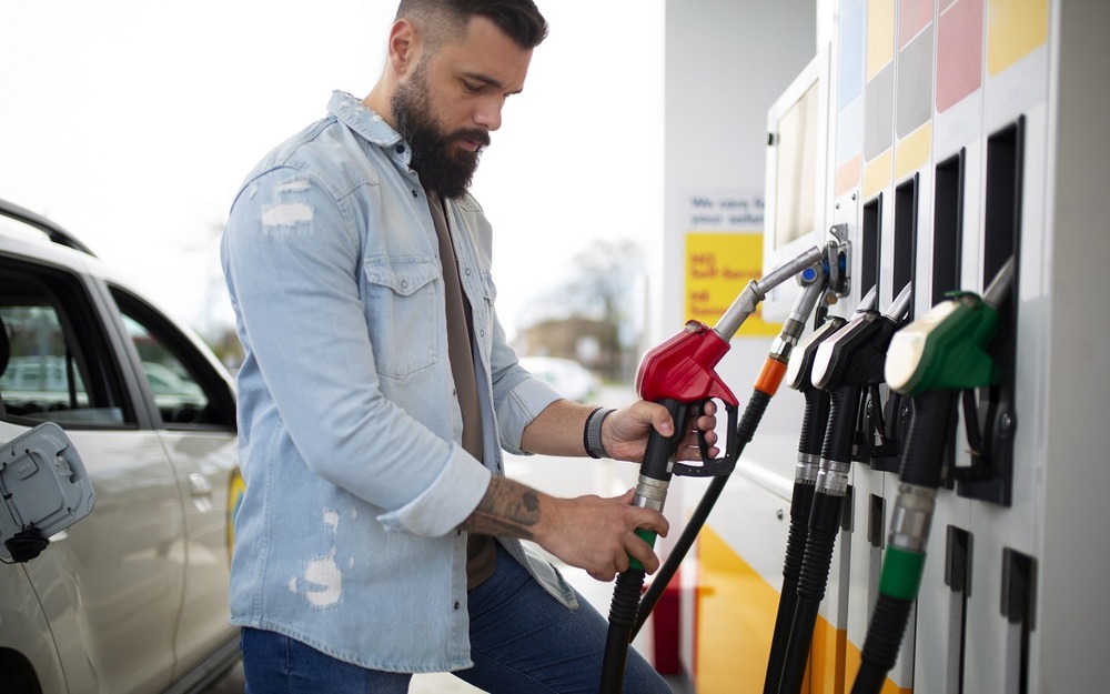 Секрет чистого бака: почему дальнобойщики и одноразовые перчатки важнее громкой рекламы на АЗС