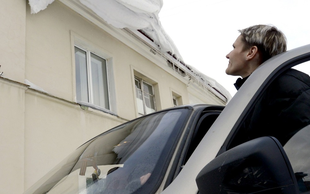 Как отсудить у УК до 1 млн рублей за падение сосульки на автомобиль