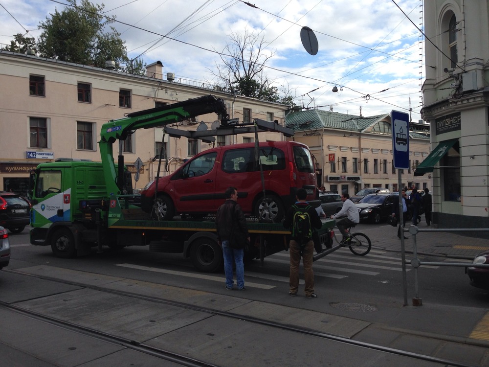 Автомобилистам, препятствующим работе эвакуаторов, грозит двойной штраф