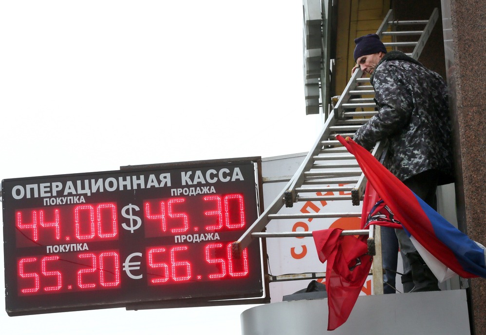 В правительстве пояснили, почему бензин в России не дешевеет 