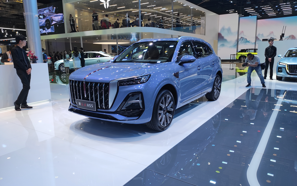 Вместо Mercedes: представлен роскошный кроссовер для России