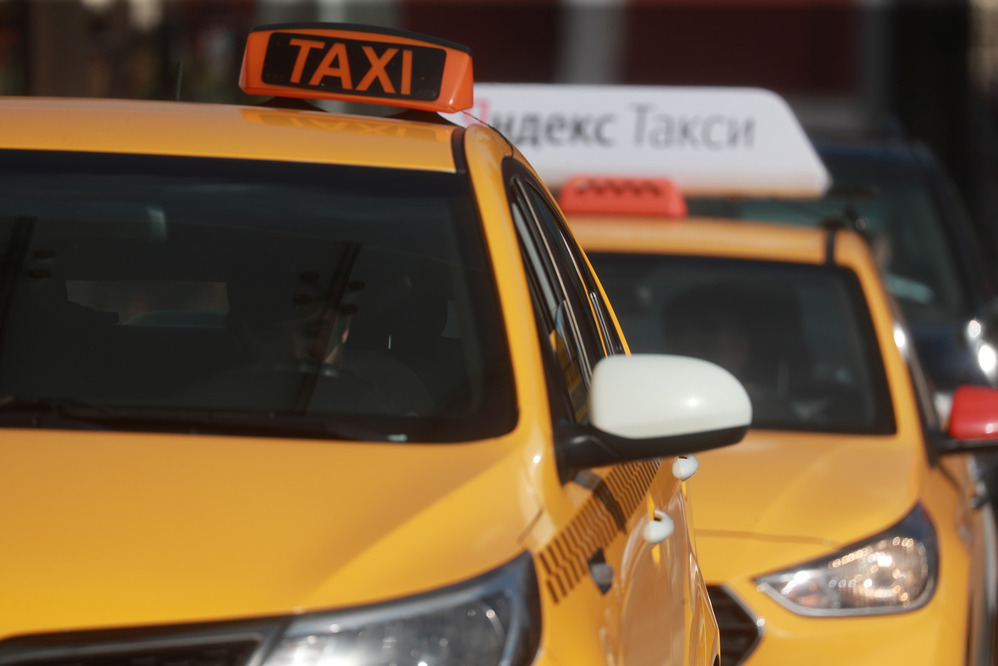 Коньки, икра и плюшевая свинка: что забывали пассажиры такси в праздники