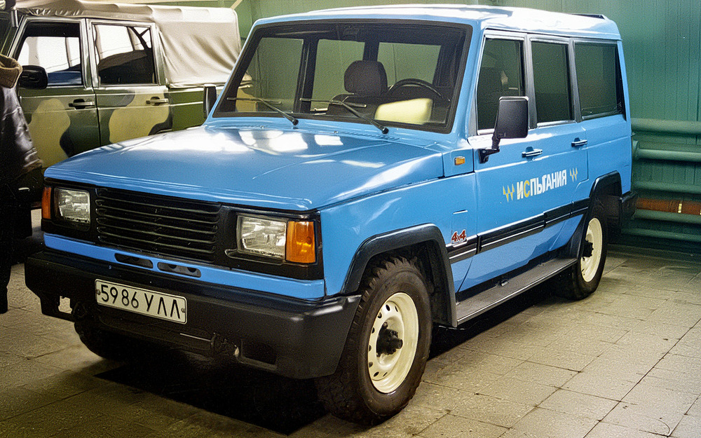 На смену «козлику» УАЗ-469 завод готовил машины с более современными кузовами, усовершенствованными подвесками, предполагали и двигатель объемом 2,9 л. В более просторном автомобиле было заинтересовано и министерство обороны. Работы над прототипами серий 3170, 3171, 3172 вылились в конце 1980-х в большие автомобили со 100-сильным двигателем - открытые, с брезентовой крышей и цельнометаллическим кузовом. Но в стране началась политическая и экономическая лихорадка, и новые модели отложили.