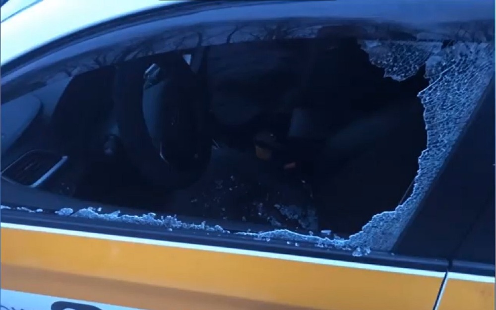 В Москве мужчина расстрелял такси из пистолета (видео)