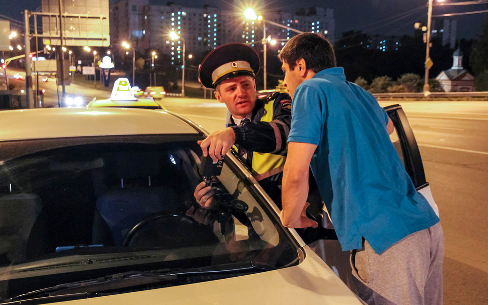 Проверить тонировку инспектор ДПС может прямо на дороге - если у него есть прибор. Требование проехать для этого на ближайший пост незаконно.
