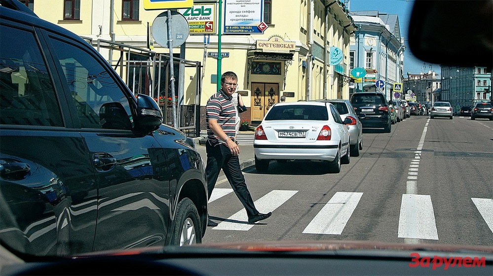 Стандартный переход на улице с многополосным движением: всё вроде бы по ГОСТу, но водитель, который движется во втором ряду, не видит человека, выходящего из-за припаркованного в первом ряду автомобиля. Ситуация смертельно опасная! Значит, надо менять стандарт. 
