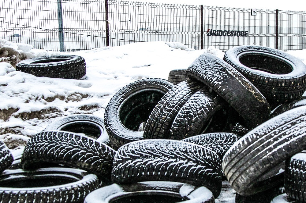 Автомобильные покрышки у здания завода Bridgestone в Ульяновске, март 2022 года