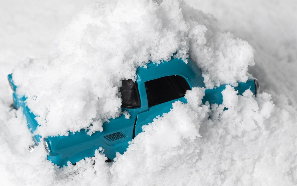 Этот удобный снегоуборщик поможет быстро и легко почистить снег