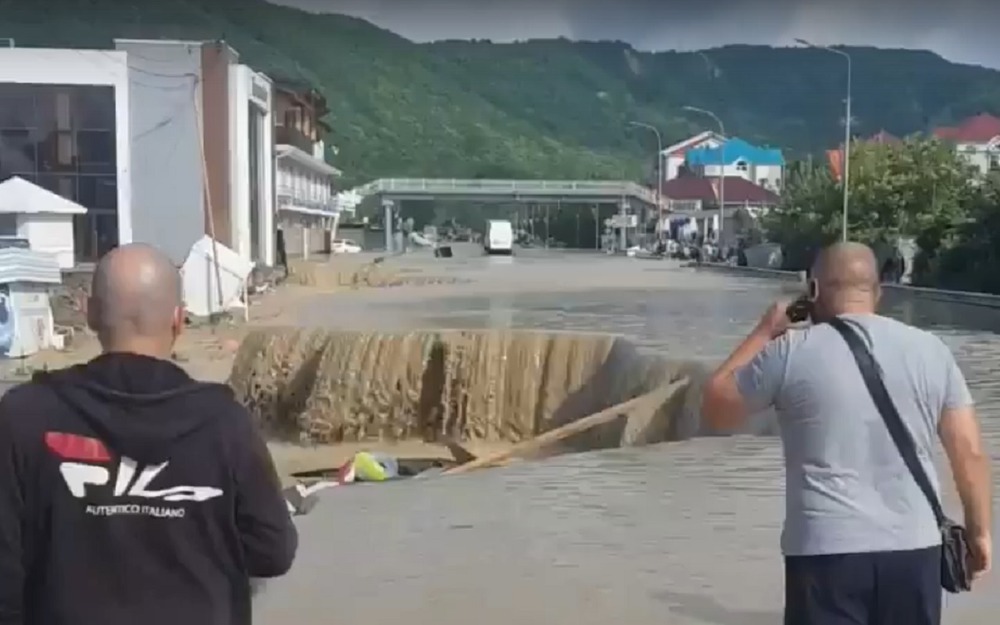 Дорога Джубга - Сочи: ливень полностью смыл асфальт в море