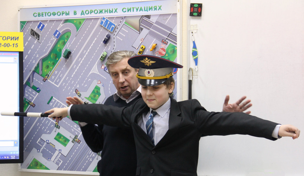 Опрос ЗР: Дети на дороге - кто должен их учить правилам поведения?