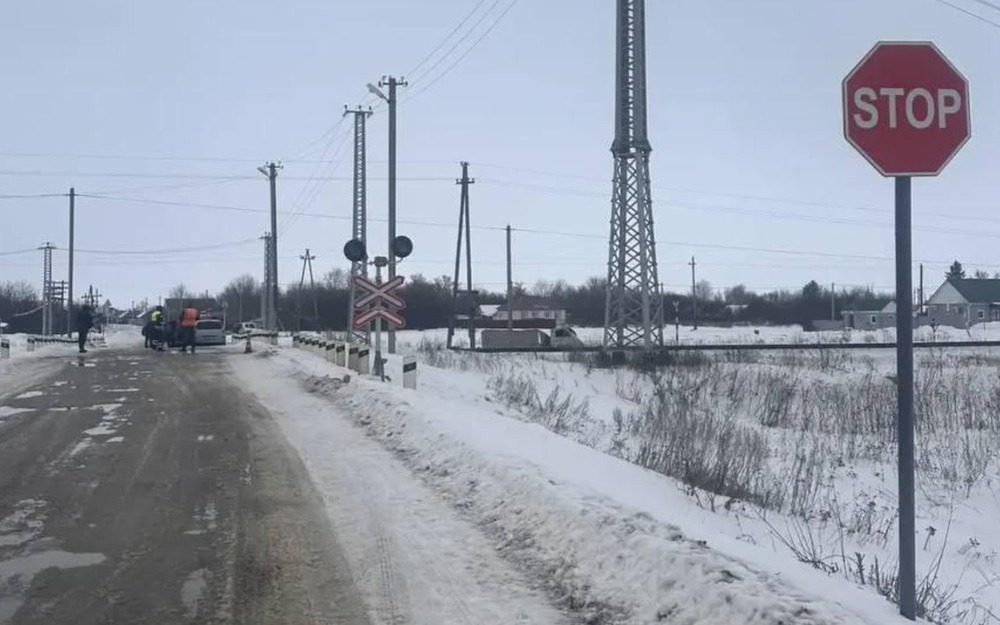 Автомобиль столкнулся с пассажирским поездом в Волгоградской области