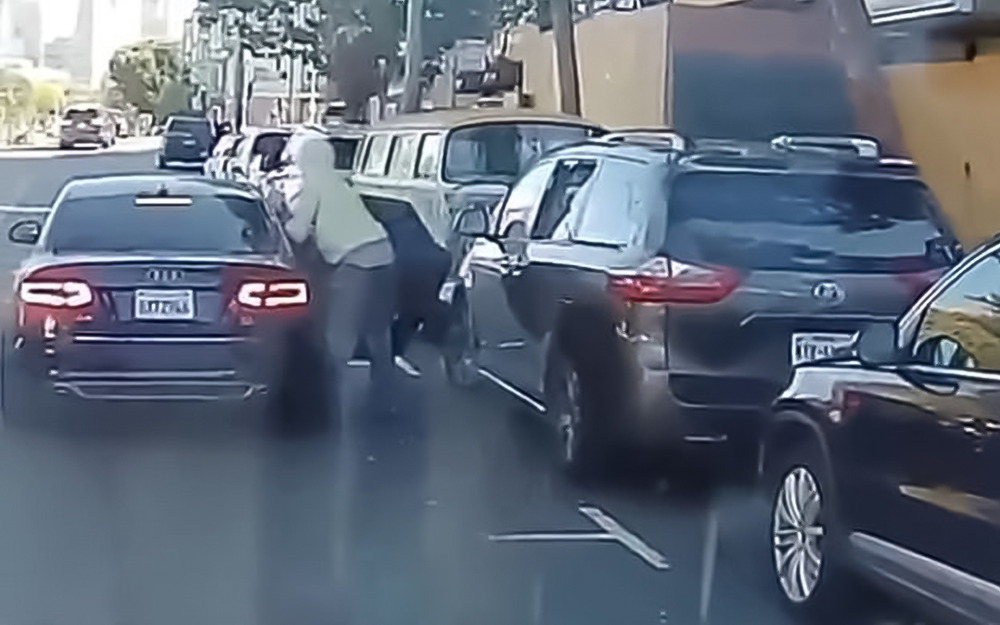 Серия краж из авто - действуют по принципу: «разбей и утащи»