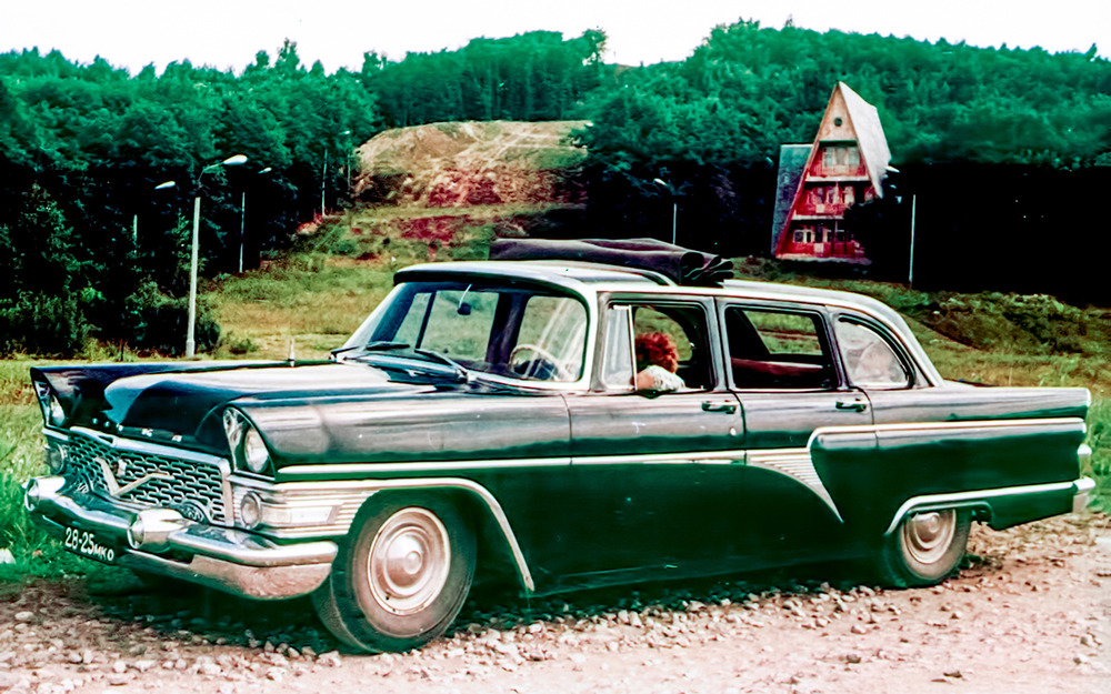 Чайка с кузовом ландо - с открывающейся над задней частью салона крышей - продукт не Горьковского завода, а некоего стороннего, возможно, армейского предприятия.