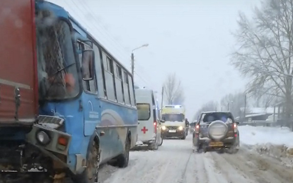 Грузовик и автобус столкнулись в Нижнем Новгороде