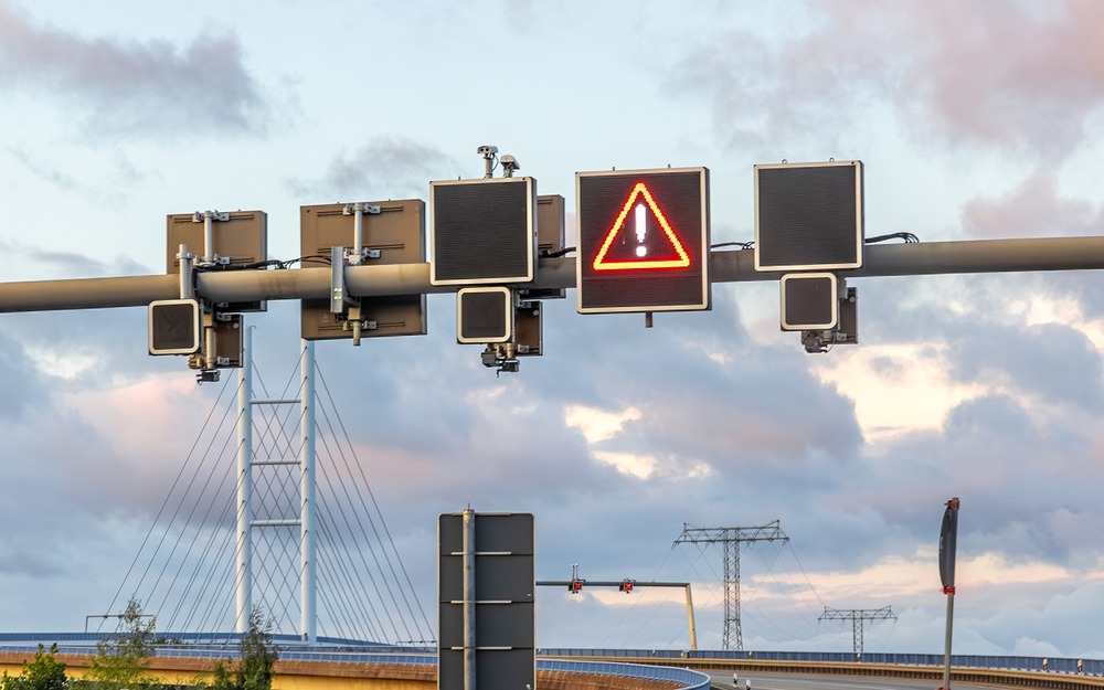 Врут про погоду, рассылают несправедливые штрафы... - зачем нужны такие знаки?