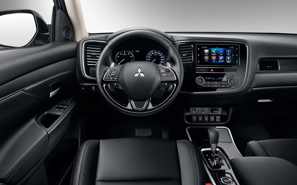 В салоне все не очень затейливо и после 100 тысяч км начинает поскрипывать. Мультимедийную систему считают устаревшей. Зато ничего не отваливается.