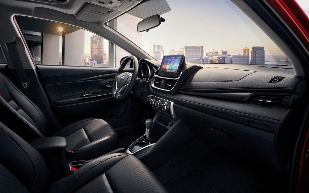 Интерьер Toyota Yaris L-X