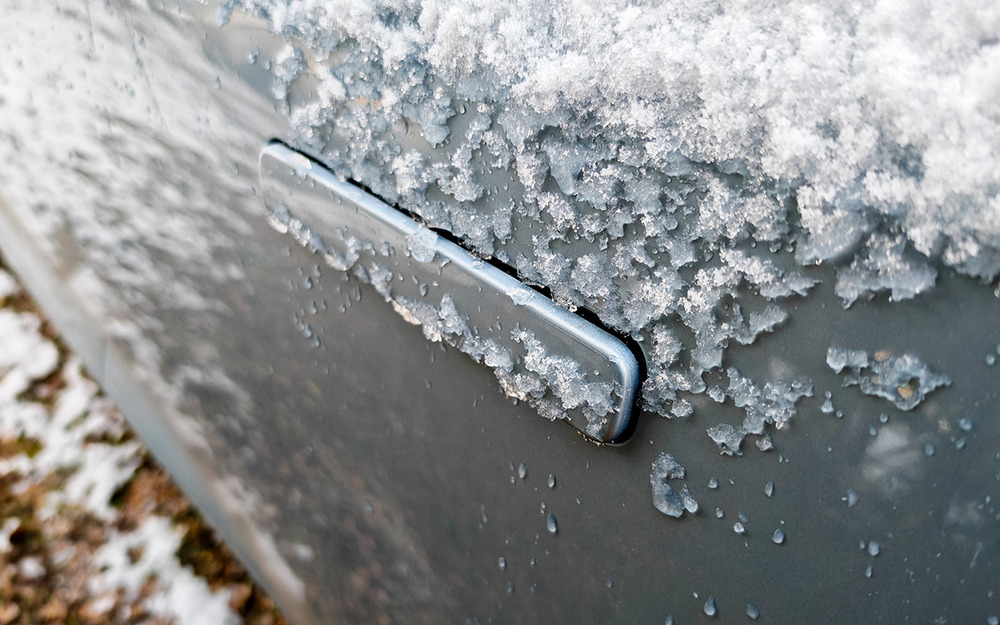 Первые морозы не испугали выдвижные ручки: даже когда лед попадает внутрь, всё работает. Больше смущает, что если машина стоит с работающим двигателем, когда касаешься сенсора, чтобы выдвинуть ручки, раздаются три громких «бипа».
