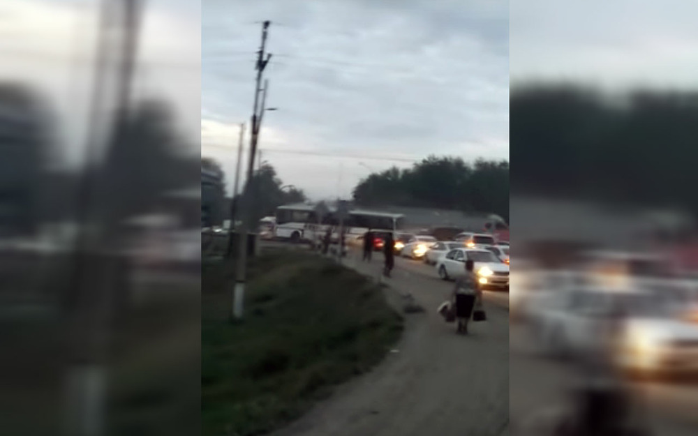 Поезд влетел в автобус. Водитель не выпустил пассажиров (видео)