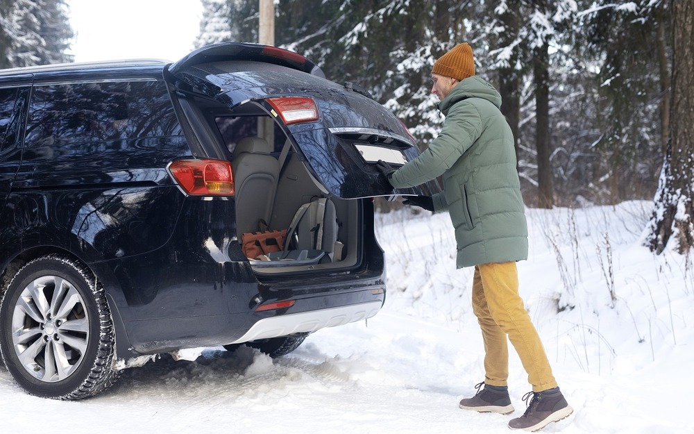 Спасет здоровье, нервы и даже жизнь: что необходимо иметь в багажнике в морозы