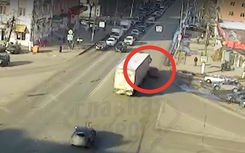Слепая зона: водитель фуры не заметил легковушку (видео)