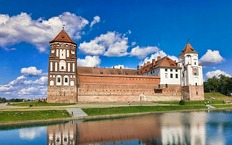 Мирский замок очень красив и очень популярен у туристов. Найти место на парковке - тот еще квест.