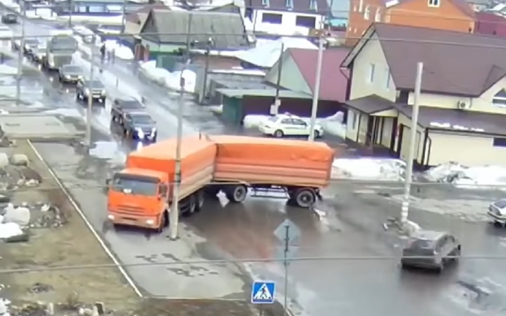 КАМАЗ устроил коллапс. Водители реагировали по-доброму