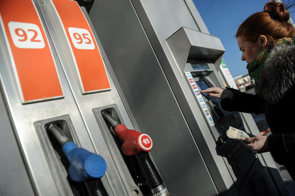 Бензин в Москве подешевел после предупреждений ФАС