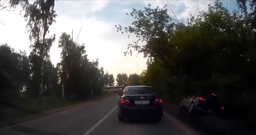 Объезд по обочине: бывает и так (ВИДЕО)