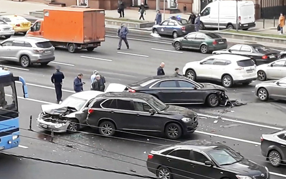 В центре Москвы на главном проспекте замес из пяти машин