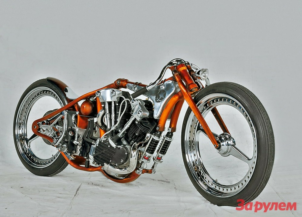 Morning Sunrise Headbanger Motorcycles. Серебряным призером чемпионата стал уже известный нашим читателям по репортажу из Вероны «складной» Morning Sunrise, построенный новоиспеченной миланской компанией Headbanger Motorcycles, где трудится теперь один из авторитетнейших итальянских мастеров - Лучано Андреоли. Интересно, что заполучить заветную путевку на чемпионат мира помешал этому мотоциклу в Вероне все тот же Kcosmodrive. И все же Morning Sunrise взял свое - в Стерджис он теперь летит на правах призера чемпионата Европы. А вот хромировать уникальные двухспицевые колеса (в Вероне они были белыми), по-моему, не стоило - они слегка «потерялись». Хотя, возможно, я ошибаюсь. (Подумал еще раз.) Нет, я не ошибаюсь.