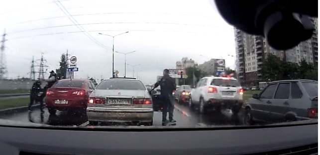 Нокдаун у светофора сняли на видео