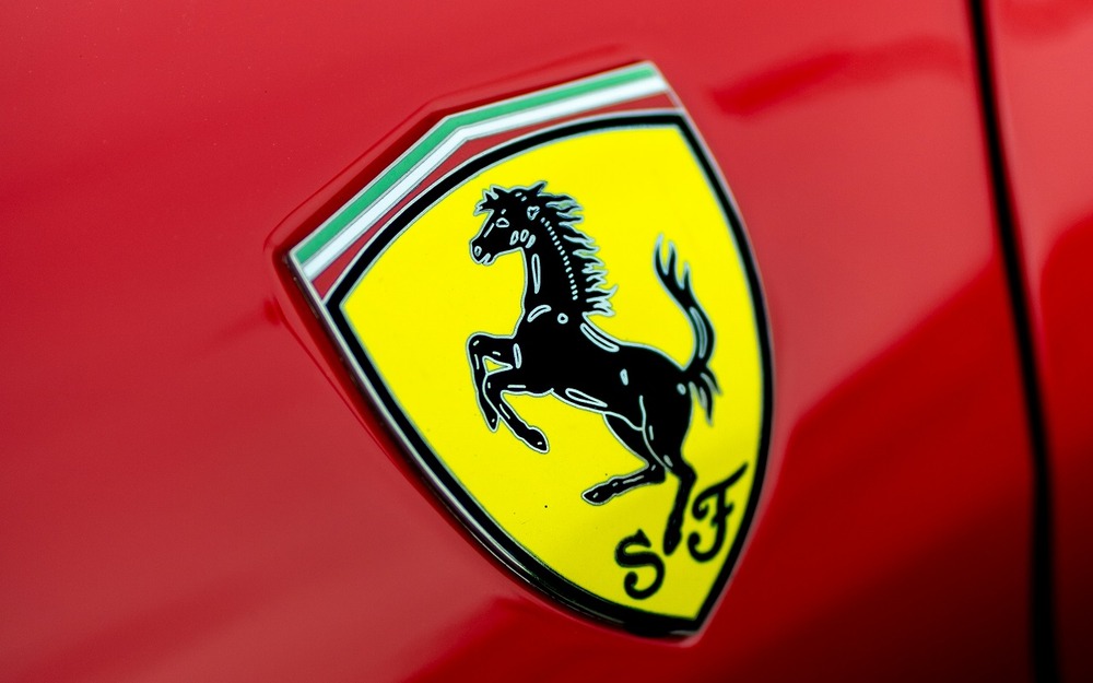У китайцев теперь учится даже Ferrari: новый SU7 был замечен в Маранелло
