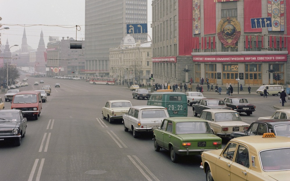 Фотография сделана в Москве 40 лет назад, в марте 1981 года. Из всего множества легковых автомобилей на Тверской (в то время - ул. Горького) можно заметить лишь пару универсалов. Остальные - седаны
