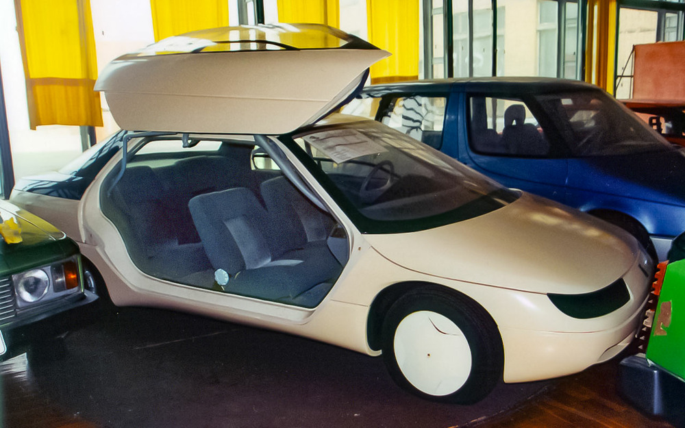 Москвич-2144 Истра - взгляд на автомобиль 2000 года из самого начала 1990-х. Конечно, взгляд немного наивный, но дизайнерский порыв все равно вызывает уважение.