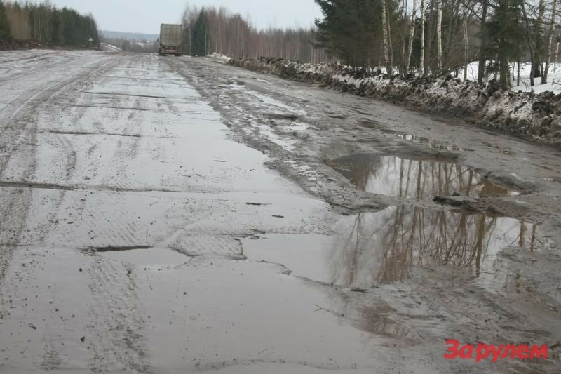 Испорченный после зимы асфальт становится причиной ДТП