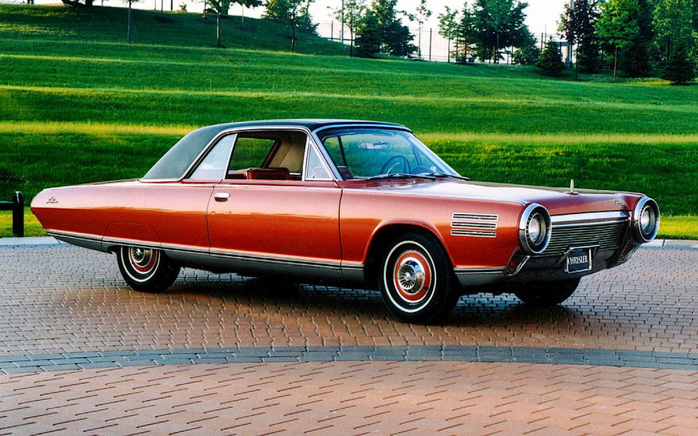 Тираж Chrysler Turbine - всего около 80 экземпляров, выпущенных в 1963-1964 гг. С газовыми турбинами для автомобилей в 1950-е экспериментировали многие, на серийное производство решились только американцы. Турбина выдавала 130 л.с. при 37 000 об/мин и 576 Н.м с 0 об/мин! Правда, расход топлива расстраивал даже американцев. Но больше, я думаю, покупателей смущали непонятная конструкция мотора и необычный дизайн.